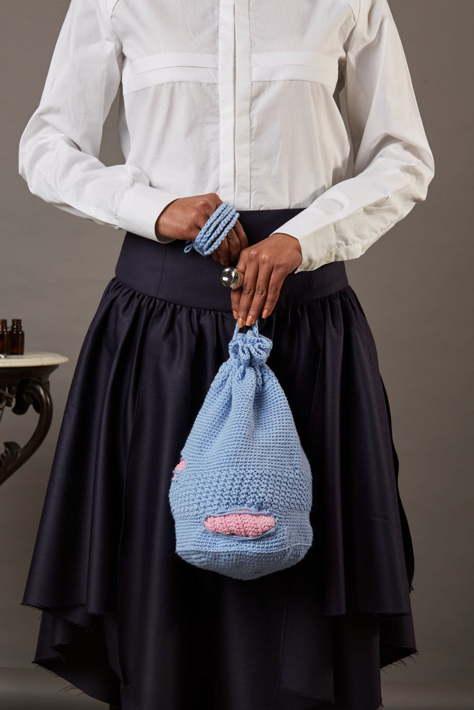 QUOD GOODY BAG WITH RIPS IN ORGANIC WOOL IN ICE BLUE