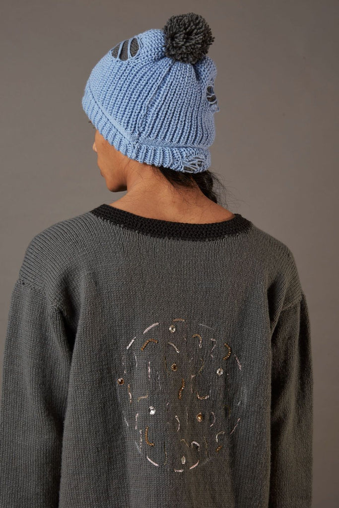 QUOD LOVE IN TOKYO BEANIE WITH RIPS IN ORGANIC WOOL IN ICE BLUE
